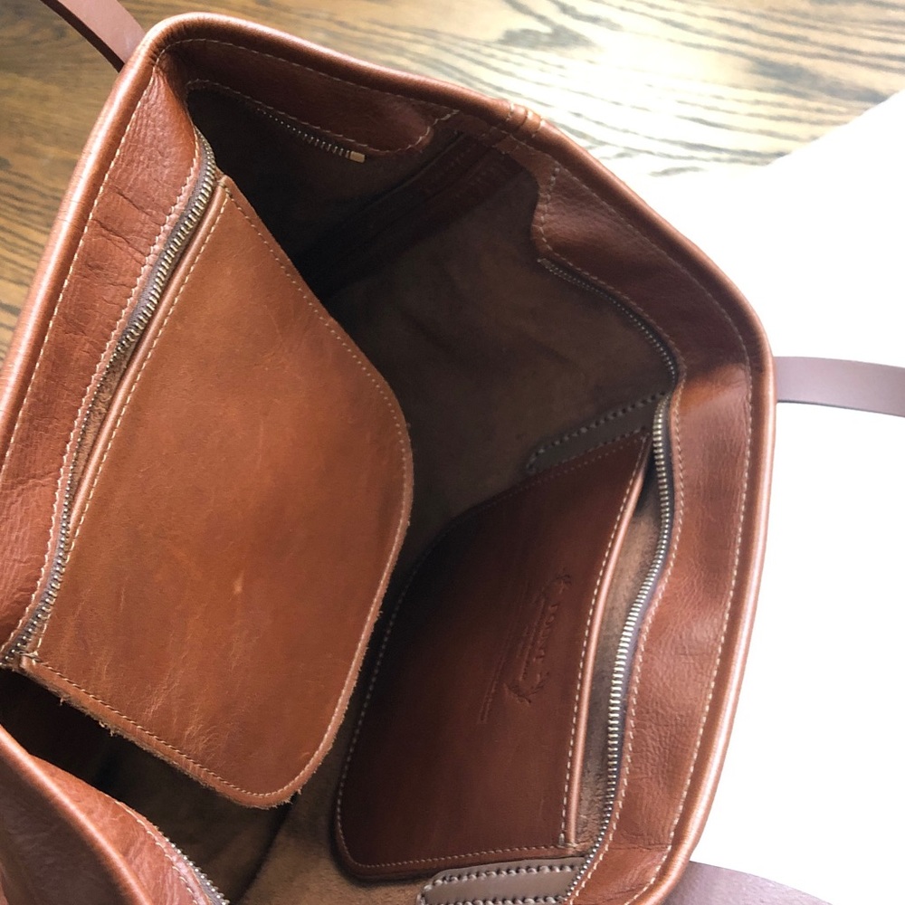 Fount leather grand bellfield tote like new hazelnut comes with tassel keychain - Picture 8 of 8